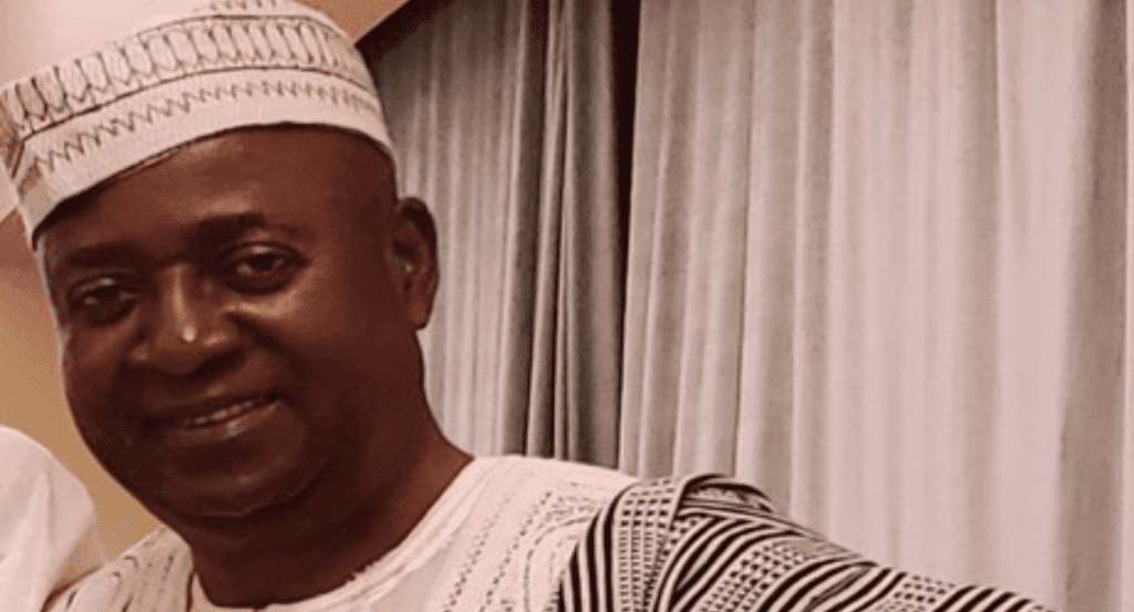 Edmund Zar-Zar Bargblor receives awardDF
